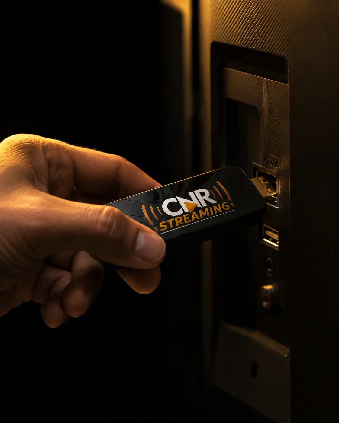 Mão conectando o stick CNR na entrada HDMI da TV